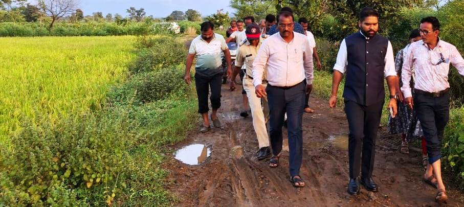 जिलाधिकारी सावन कुमार ने बेमौसम बारिश से प्रभावित फसलों का किया दौरा