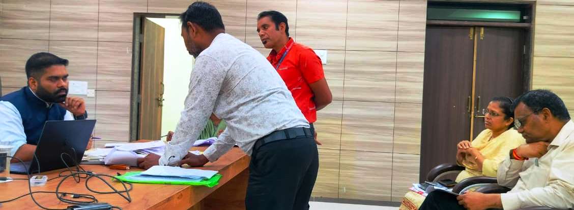 लोकशाही दिन पर जिला कार्यालय में नागरिकों की जिलाधिकारी सावन कुमार ने सुनी समस्याएं   