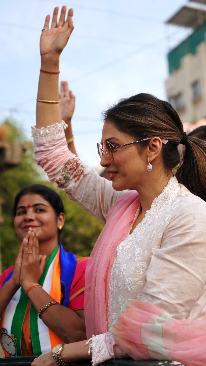 उम्मीदवार सुषमा साखरकर की सभा में अभिनेत्री ईशा कोप्पिकर की विशेष मौजूदगी