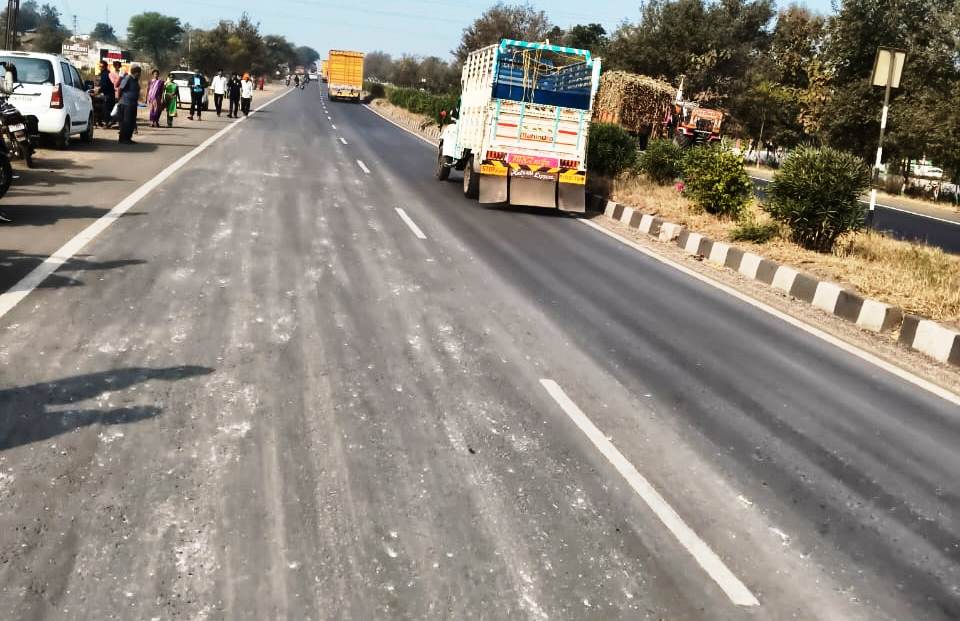 तेज रफ्तार बोलेरो पिकअप दुर्घटनाग्रस्त, 19 महिलाएं घायल