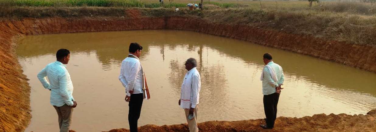 मत्स्यव्यवसाय का निरीक्षण करते हुए सांसद डॉ. प्रशांत पडोले ने किसानों की समस्याएं जानी
