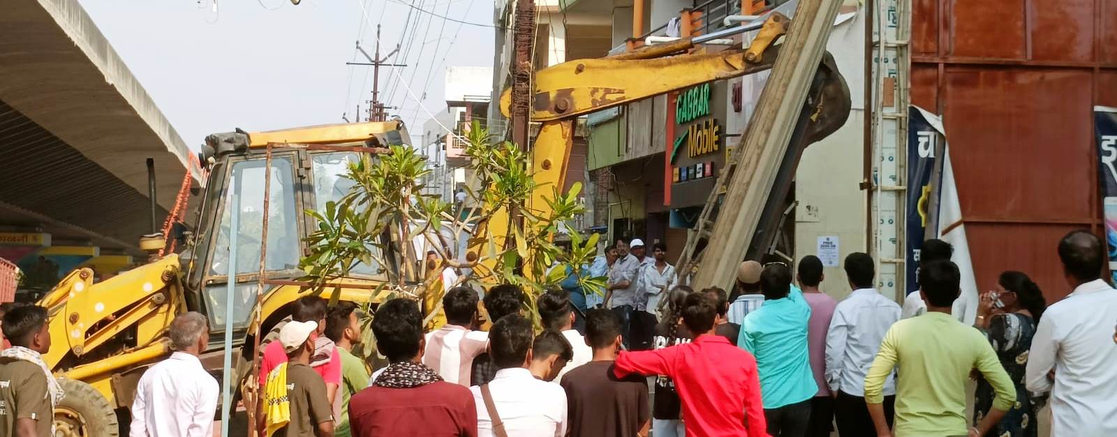 अतिक्रमण पर चला बुलडोजर